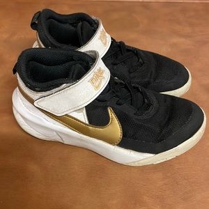 🎉🎉🎉EVERYTHING MUST GO!!!🎉🎉🎉🎉 boys Nike shoes